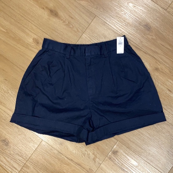 BNWT Gap pleated shorts in navy - Picture 2 of 6